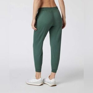 Vuori Women's Performance Joggers in Marsh Size M